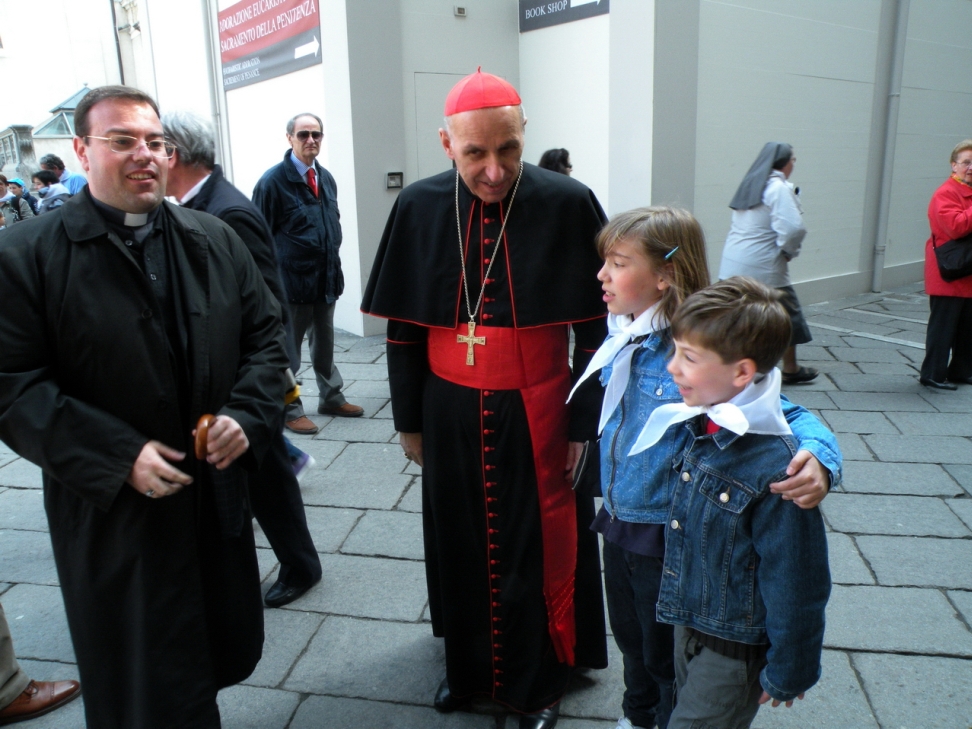 La Santa Sindone - Il Cardinal Poletto si intrattiene con i pellegrini_16.JPG